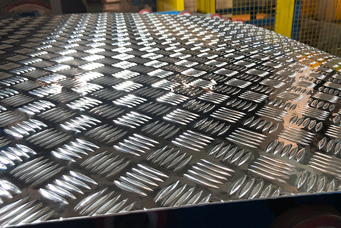 placa de aluminio de 4x8 con diseño de rombos